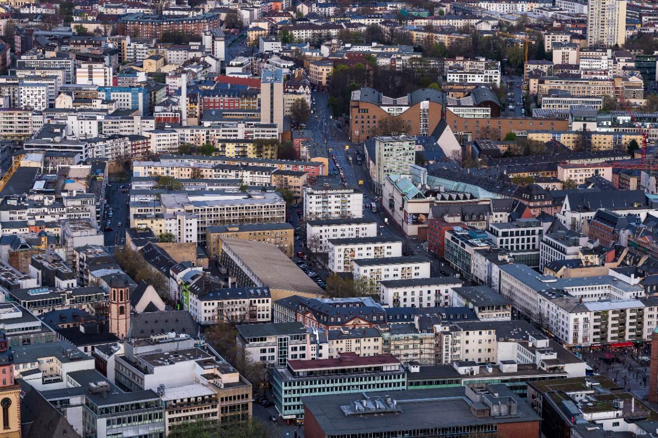 Stadtsilhouette mit Gewerbegebäuden